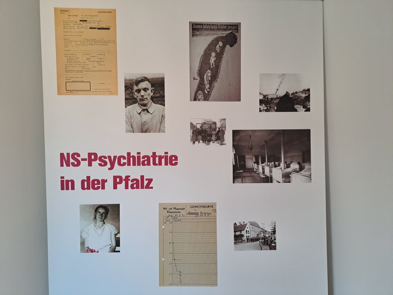 Eine Infotafel der Ausstellung NS-Psychiatrie in der Pfalz mit Fotos und historischen Dokumenten